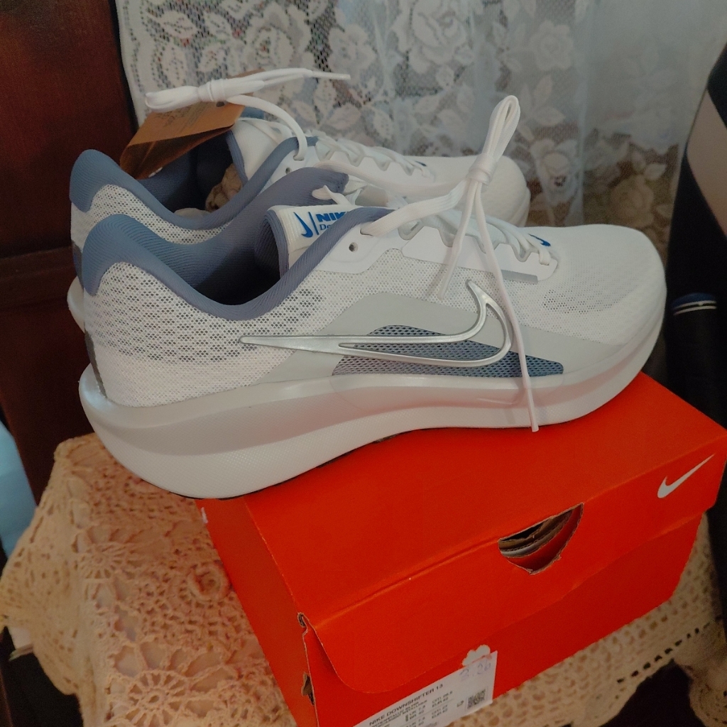 Nike Downshifter 13 White Metallic Silver Athletic Running Shoes. Men 8.5 Wm 10
